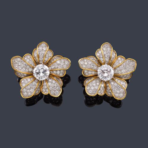  Importantes pendientes cortos con diseño floral con pareja de brillantes de 5,34 ct y 5,59 respectivamente y pavé de brillantes de aprox. 8,00 ct en total.