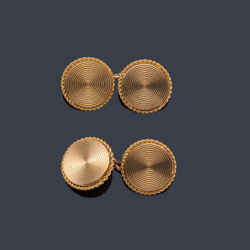 Gemelos con diseño circular en montura de oro amarillo de 18K.