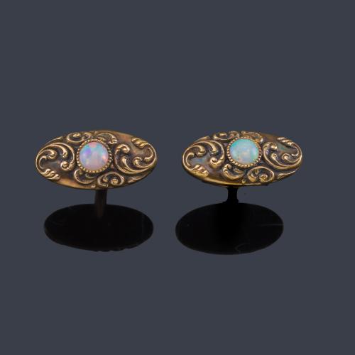 Gemelos 'art nouveau' con pareja de ópalos talla cabujón en montura de oro amarillo de 14K.