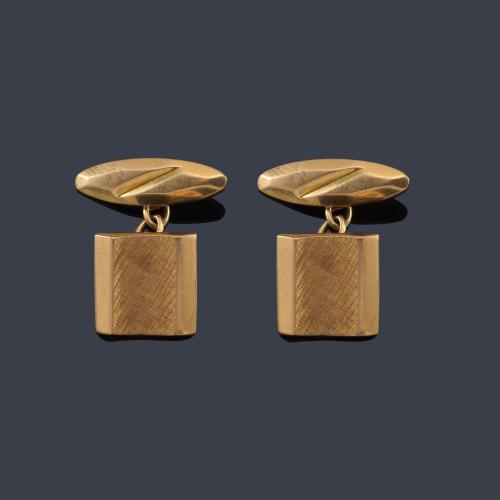  Gemelos con diseño rallado en oro amarillo de 18K.