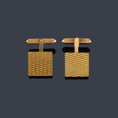  Gemelos con decoración rallada en oro amarillo de 18K.