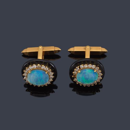 Gemelos con pareja de ópalos negros con orla de brillantes de aprox. 0,80 ct en total sobre pieza de ovalada de ónix.