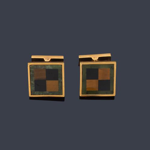  Gemelos con diseño de damero con cuarzo 'ojo de tigre' y ónix en montura de oro amarillo de 18K.