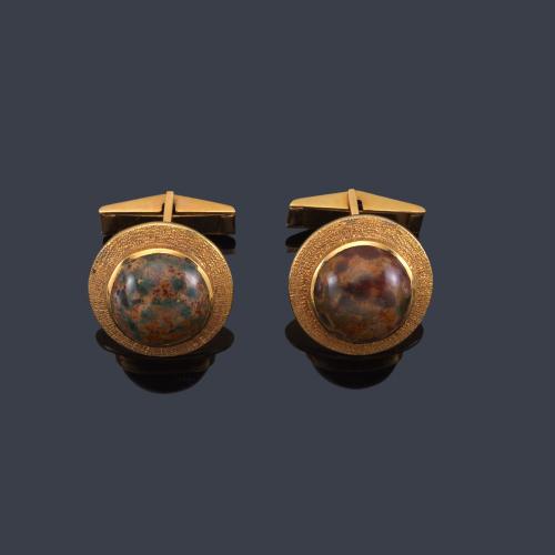 Gemelos con pareja de Jaspe en cabujón en montura de oro amarillo de 18K. Años '70.