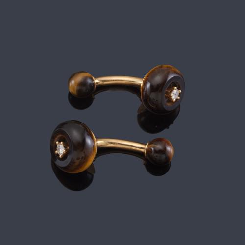 Gemelos con motivos esféricos de cuarzo 'ojo de tigre' y pareja de brillante en montura de oro amarillo de 18K. Años '70.