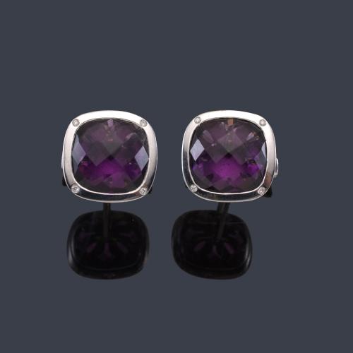 Gemelos con amatistas facetadas en montura de oro blanco de 18K.