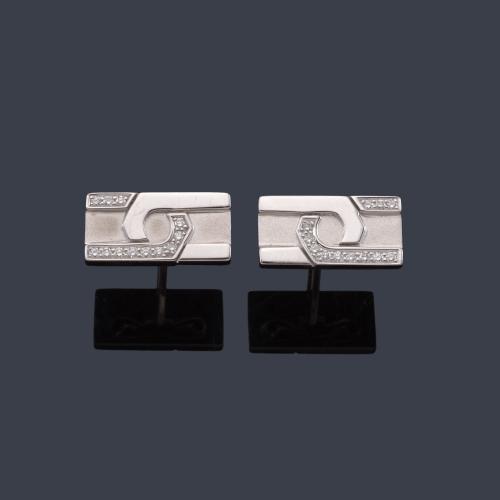  Gemelos con motivo de doble 'C' con decoración de brillantes en oro blanco mate y brillo de 18K.