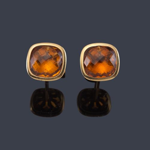 Gemelos con pareja de topacios naranjas facetados en montura de oro amarillo de 18K.