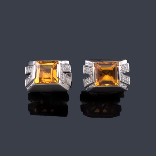  Gemelos con diseño piramidal con pareja de topacios naranjas talla fantasía y brillantes en montura de oro blanco de 18K.