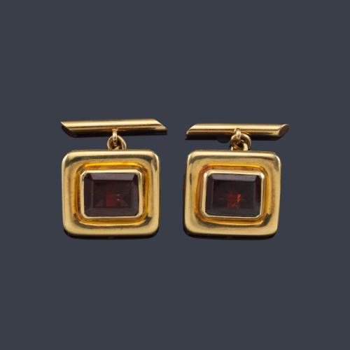  Gemelos con diseño rectangular con pareja de granates en montura de oro amarillo de 18K.