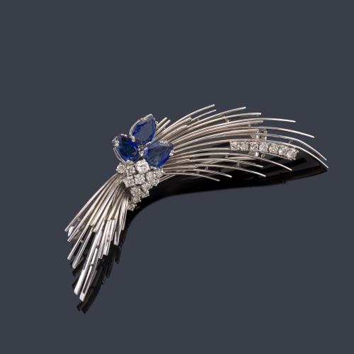 Broche años '70 con diseño espigado con centro con tres zafiros talla perilla de aprox. 3,90 ct y cuajado de brillantes de aprox. 1,00 ct en total.