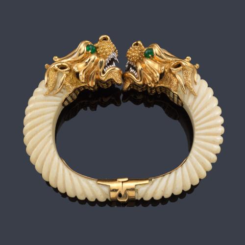 Pulsera años '70 con dos cabezas de dragón enfrentadas, realizadas en oro amarillo de 18K con gran profusión de detalles y detalles con brillantes y esmeraldas talla cabujón.