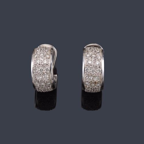 Criollas con pavé de brillantes de aprox. 1,00 ct en total en montura de oro blanco de 18K.