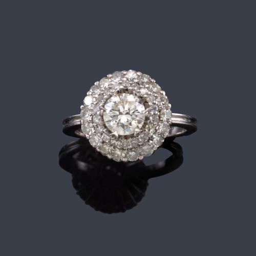  Solitario con brillante central de aprox. 0,90 ct con doble orla de diamante talla 8/8 de aprox. 0,62 ct en total.