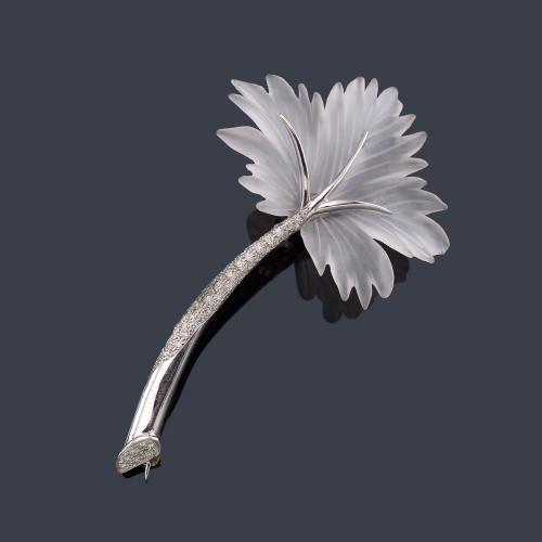 Broche con diseño de hoja realizado en cristal de roca cincelado, enriquecido con brillantes en montura de oro blanco de 18K.