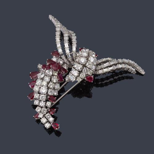  Broche con diseño de bandas onduladas con diamantes talla baguette, perilla y brillante de aprox. 13,50 ct en total y rubíes talla perilla de aprox. 7,46 ct en total.