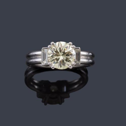 Solitario con brillante de aprox. 1,97 ct con dos diamantes talla baguette.