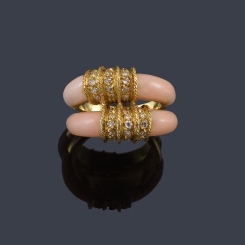  Anillo con doble motivo realizado en coral 'piel de ángel' con detalle central con diamantes talla 8/8. Años '70.