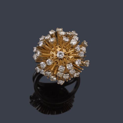 Anillo años '70 con varillas con remate de brillantes móviles en montura de oro blanco y amarillo de 18K.