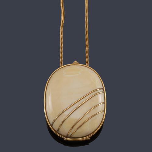  Colgante-guardapelo con diseño oval realizado en marfil con decoración de hilos en oro amarillo.