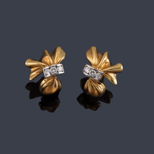  Pendientes con diseño de lazo realizados en oro amarillo de 18K y banda de brillantes de aprox. 0,50 ct en total. Años '70.