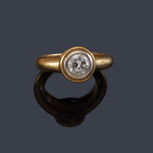 Solitario con brillante de aprox. 0,70 ct engastado en doble chatón.