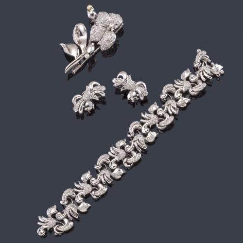 Conjunto de pulsera, broche y pendientes con diseño floral y diamantes talla 16/16 de aprox. 9,00 ct en total.