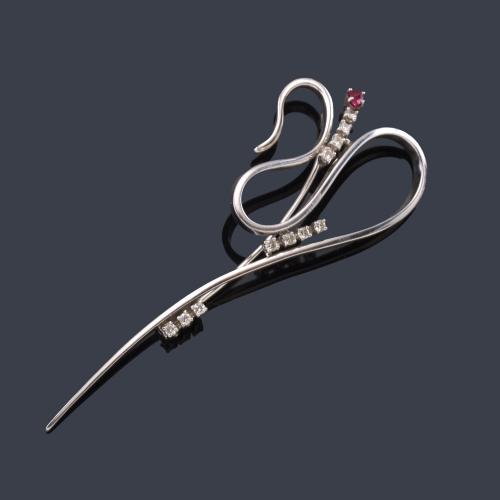 Broche con diseño ondulado con brillantes de aprox. 0,33 ct en total y rubí talla perilla de aprox. 0,18 ct en montura de oro blanco de 18K.