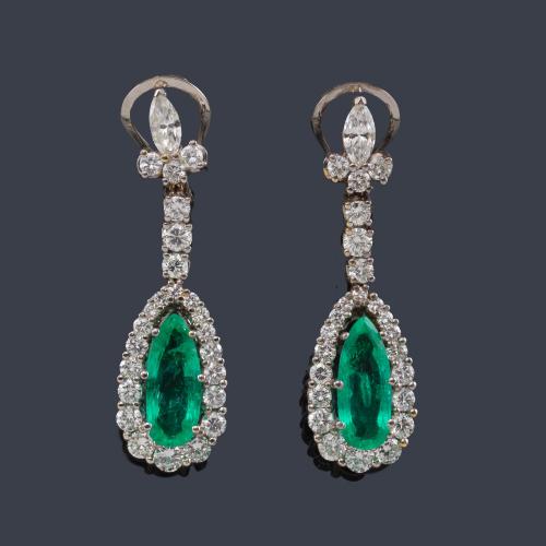  Pendientes largos con pareja de esmeraldas talla perilla de aprox. 2,30 ct y 2,24 ct respectivamente y diamantes talla marquís y brillante de aprox. 3,30 ct en total.
