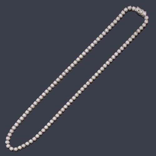 Collar rivière con brillantes de aprox. 9,80 ct en total realizado en oro blanco de 18K.