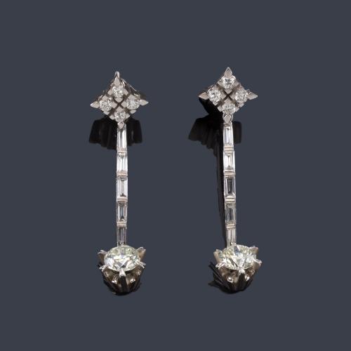  Pendientes largos con diamantes talla baguette y brillantes de aprox. 2,75 ct en total en montura de oro blanco de 18K.