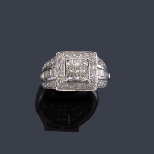 Anillo con diamantes talla princesa, brillantes y baguettes de aprox. 2,40 ct en total.
