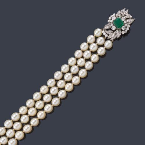  Collar largo con tres hilos de perlas de aprox. 8,91 - 9,52 mm con importante broche con esmeralda central de aprox. 3,50 ct y brillantes de aprox. 4,60 ct en total.