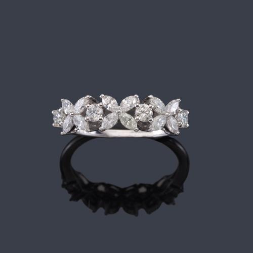 Anillo con frente floral con diamantes talla marquís y brillante de aprox. 0,80 ct en total.