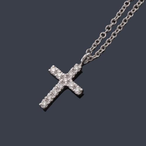  Colgante con forma de cruz con brillantitos de aprox. 0,04 ct en total en montura y cadena de oro blanco de 18K.