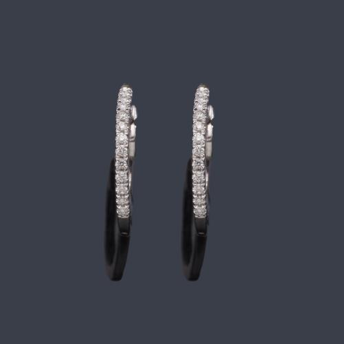 Criollas con banda de brillantes de aprox. 0,12 ct en total realizado en montura de oro blanco de 18K.