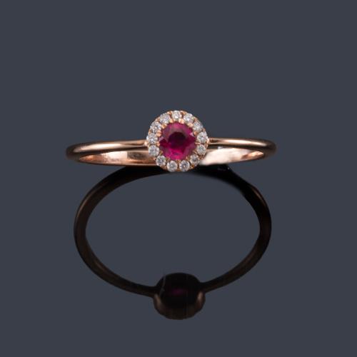  Anillo con rubí central de aprox. 0,22 ct y orla de brillantes de aprox. 0,06 ct en total.