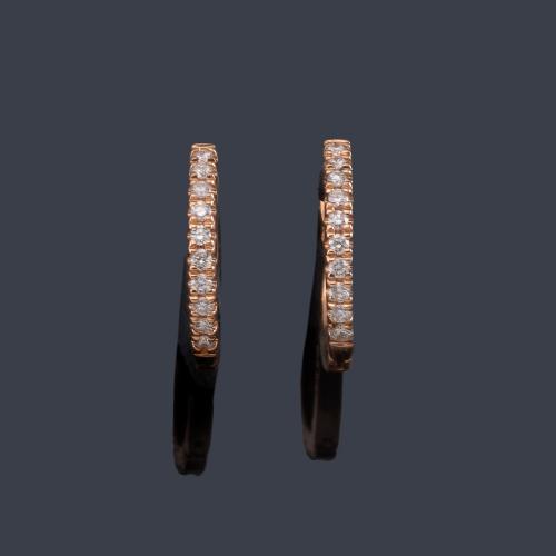  Criollas con banda de brillantes de aprox. 0,10 ct en montura de oro rosa de 18K.