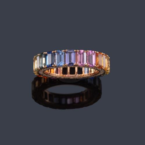  Alianza completa con zafiros multicolor en degradado de aprox. 7,90 ct y brillantes de aprox. 0,91 ct en total.