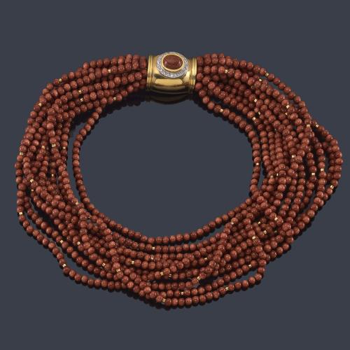  Collar con once hilos de cuentas esféricas de aventurina con motivos en oro amarillo.