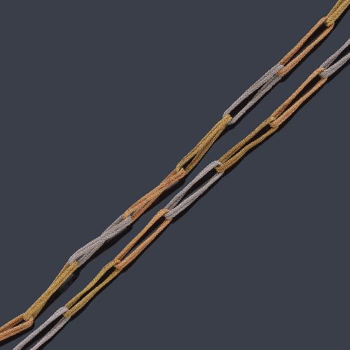 Collar largo con doble eslabón rectangular con diseño 'paillette' en oro blanco, rosa y amarillo de 18K.