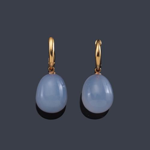  Pendientes largos con pareja de piedra luna pulida en montura de oro amarillo de 18K.