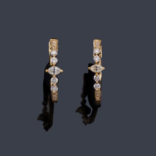 Criollas con diamantes talla brillante y marquís de aprox. 0,24 ct en total.
