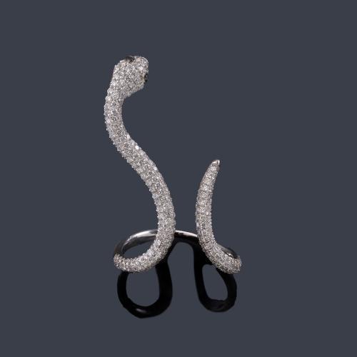 Anillo con diseño de serpiente cuajada de brillantes de aprox. 0,89 ct en total.