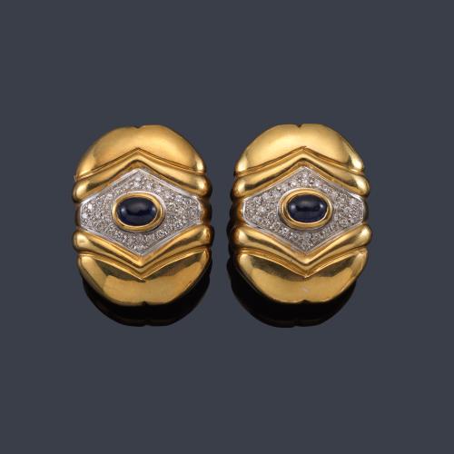  Pendientes con diseño ovalado y pareja de zafiros talla cabujón sobre pavé de brillantes.