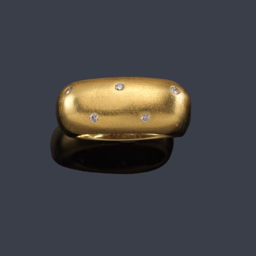  Anillo en oro amarillo de 18 K con salpicado de diamantes.