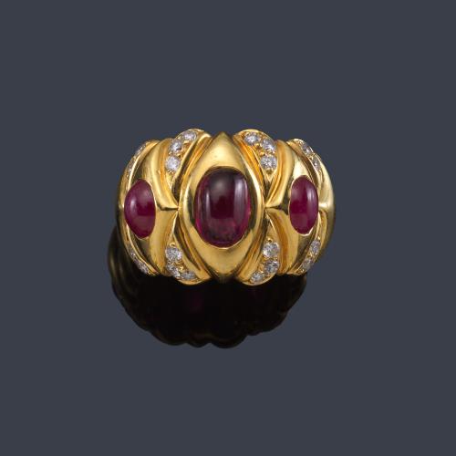 Anillo con tres rubíes talla cabujón con detalles de brillantes en montura con relieve en oro amarillo de 18K.