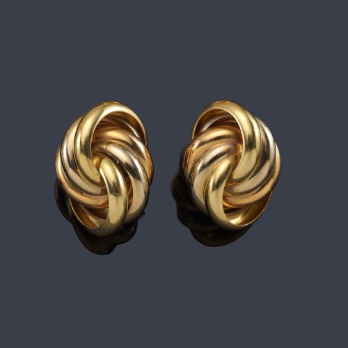  Pendientes con diseño gallonado con doble nudo en montura de oro amarillo de 18K.