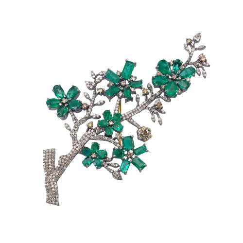  Broche con diseño floral con esmeraldas talla rectangular de aprox. 8,60 ct en total y brillantes incoloros y 'brown' de aprox. 3,21 ct en total.
