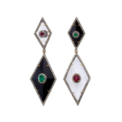  Pendientes largos con diseño romboidal con rubíes de aprox. 0,47 ct y esmeraldas de aprox. 0,38 ct sobre placas de ónix y cristal de roca, con orla de brillantes de aprox. 1,42 ct en total.